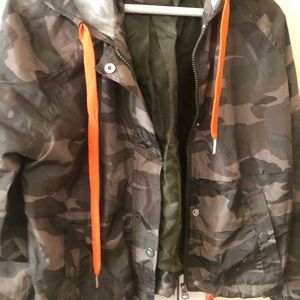 Women’s camouflage windbreaker jacket